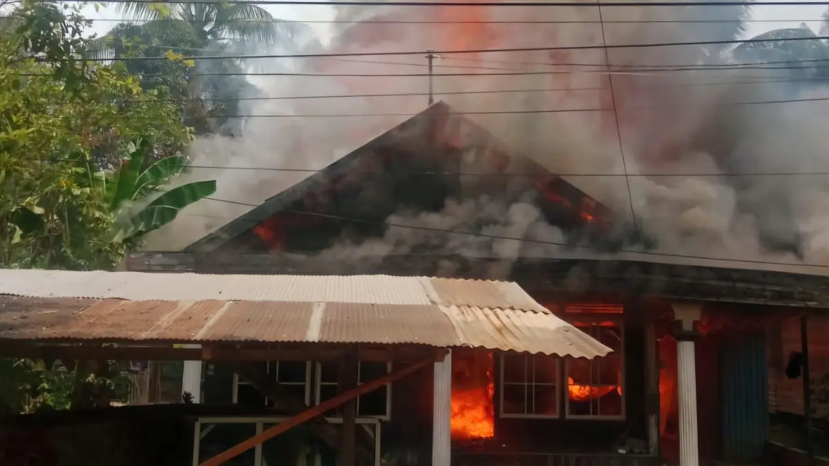 HANGUS: Tiga rumah berbahan kayu hangus terbakar di Desa Bakti, Kecamatan Batu Benawa, Kabupaten HST, Minggu (6/9/2026). (Foto: BPBD HST untuk Radar Banjarmasin)