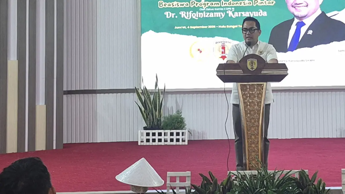 JANJI BEASISWA: Ketua Komisi II DPR RI Rifqinizamy Karsayuda politisi asal Hulu Sungai Tengah menjanjikan beasiswa 20 anak HST kuliah ke China mulai 2027.
