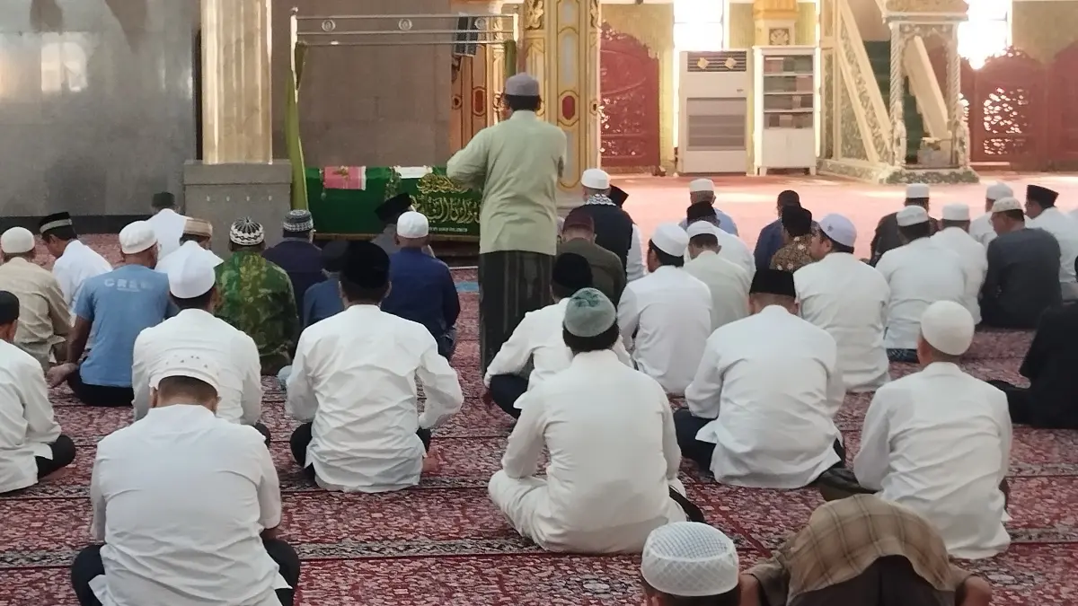 Jemaah bersiap mengikuti salat fardhu kifayah jenazah mantan Gubernur Kalsel H Rudy Ariffin di Masjid Agung Al-Karomah Martapura, Minggu (6/9/2026). (FADLAN ZAKIRI/RADAR BANJARMASIN)