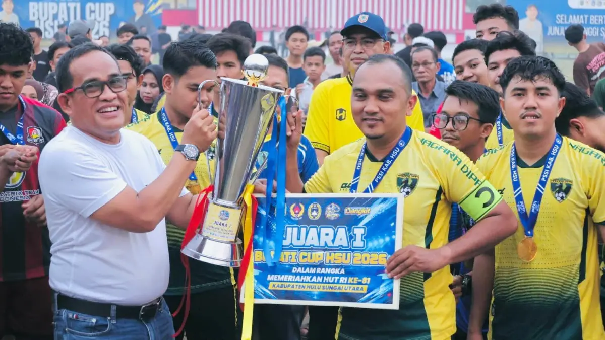 JUARA: Bupati HSU H. Sahrujani menyerahkan Piala Bergilir Bupati Cup HSU 2026 kepada SSB Negara Dipa x Faris Zidan FC setelah menundukkan Perseka FC 2-0 di Lapangan Pahlawan Amuntai, Minggu (6/9/2026). (Foto: Istimewa)