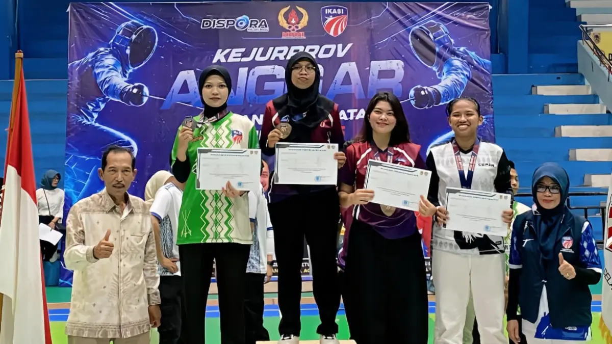 MEDALI PERAK ANGGAR: Atlet anggar Kabupaten Balangan, Rachel, memamerkan medali perak yang berhasil diraihnya pada Kejuaraan Provinsi Anggar Kalimantan Selatan di Banjarmasin. (Foto: Rachel untuk Radar Banjarmasin)