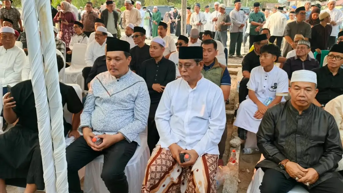 MELAYAT: Mantan Gubernur Kalsel H. Sahbirin Noor menghadiri prosesi pemakaman mendiang H. Rudy Ariffin di Taman Makam Bahagia, Landasan Ulin, Banjarbaru. (Foto: Sheilla/Radar Banjarmasin)
