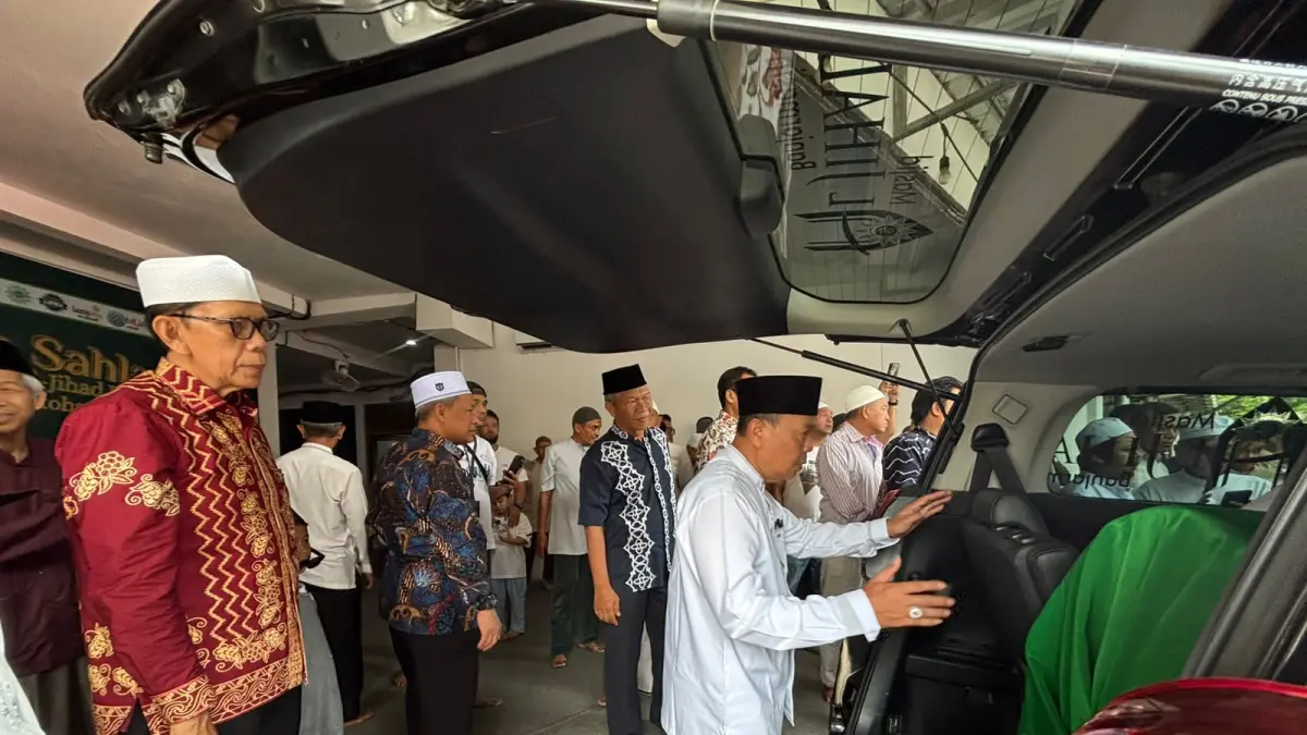 MELEPAS: Ratusan jemaah melepas mantan Gubernur Kalsel H Rudy Ariffin di usai disalat fardu kifayah di Masjid Al-Jihad Banjarmasin, Minggu (6/9/2026) siang. (Zulvan Rahmatan/Radar Banjarmasin)