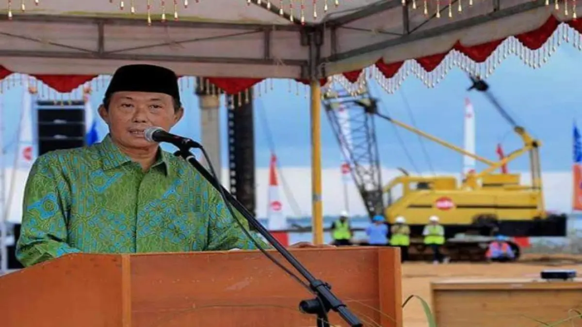 MENINJAU: Gubernur Kalimantan Selatan saat itu, H. Rudy Ariffin, meninjau pembangunan salah satu proyek pada masa kepemimpinannya. (Foto: Buku Profil Gubernur Kalimantan Selatan: Dari P.M. Noor sampai Sahbirin Noor)