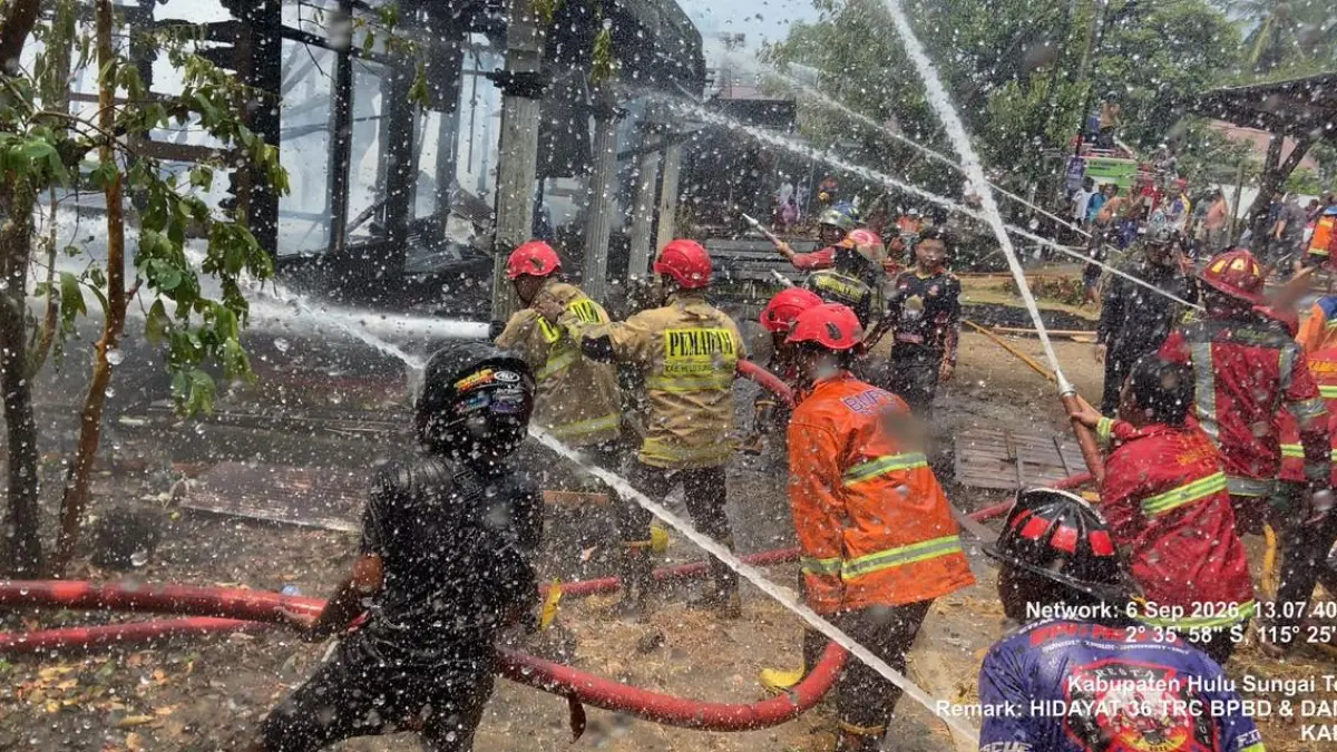 PADAMKAN: Tim gabungan bersama relawan dan warga memadamkan kebakaran yang menghanguskan tiga rumah dan berdampak pada dua rumah lainnya di Desa Bakti, Minggu (6/9/2026). (Foto: BPBD HST untuk Radar Banjarmasin)
