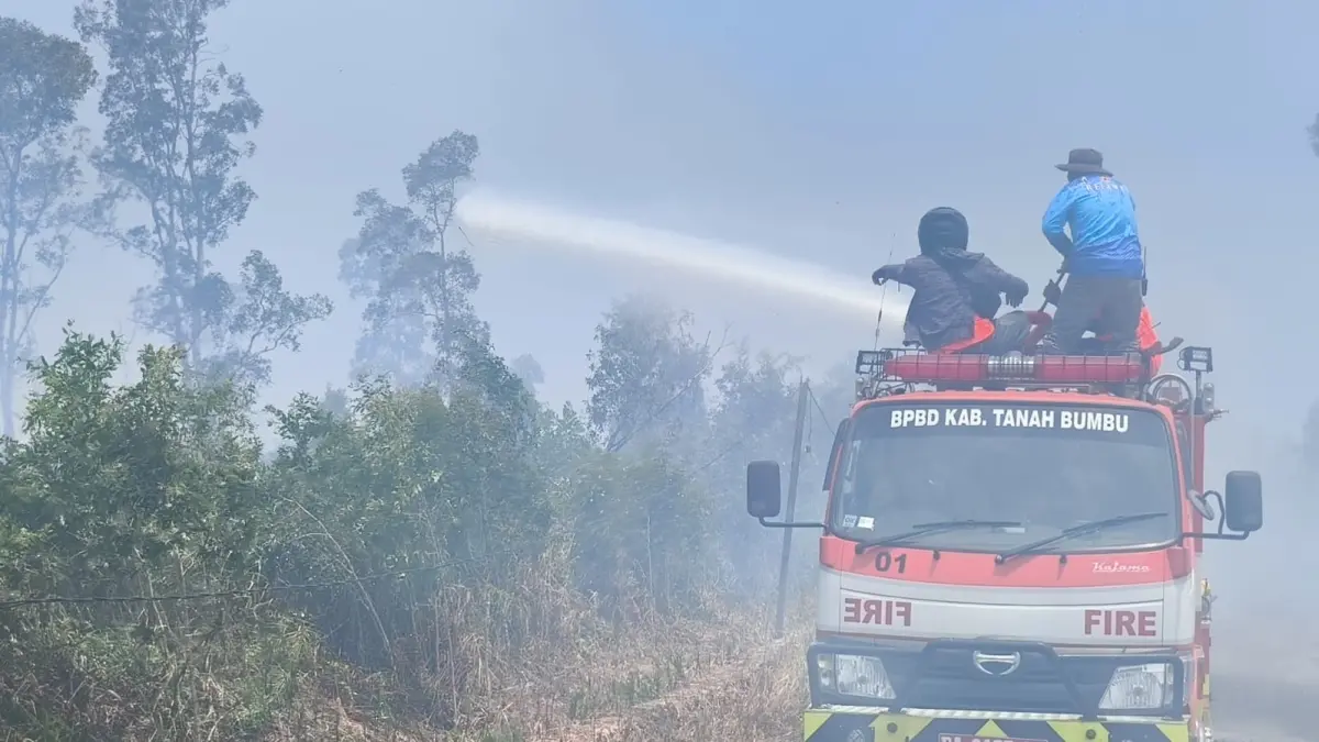 PEMADAMAN: Petugas memadamkan kebakaran hutan dan lahan di Batulicin, Tanah Bumbu. (Foto: PKJR Tanah Bumbu)