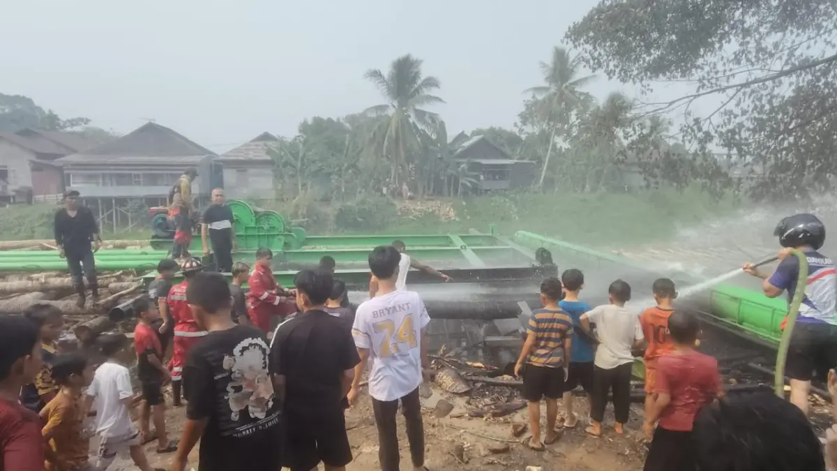 PEMADAMAN: Petugas pemadam berjibaku memadamkan material yang terbakar di proyek pembangunan tanggul sungai metode pile slab di Desa Hulu Pasar, Minggu (6/9/2026). (Foto: Damkar)
