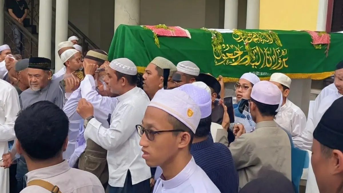MENGANTAR: Jemaah Masjid Agung Al-Karomah Martapura mengantarkan jenazah mantan Gubernur Kalimantan Selatan H. Rudy Ariffin, Minggu (6/9/2026). Masjid tersebut menjadi salah satu jejak pembangunan almarhum saat memimpin Kabupaten Banjar. (Foto: Fadlan Zakiri/Radar Banjarmasin)
