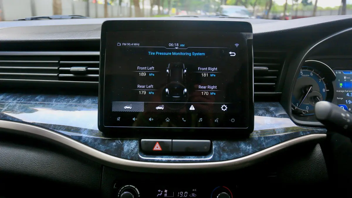 TEKANAN BAN: Pemantauan tekanan ban dapat dilihat langsung pada layar TPMS Suzuki XL7 New Alpha Hybrid. (Foto: Suzuki)