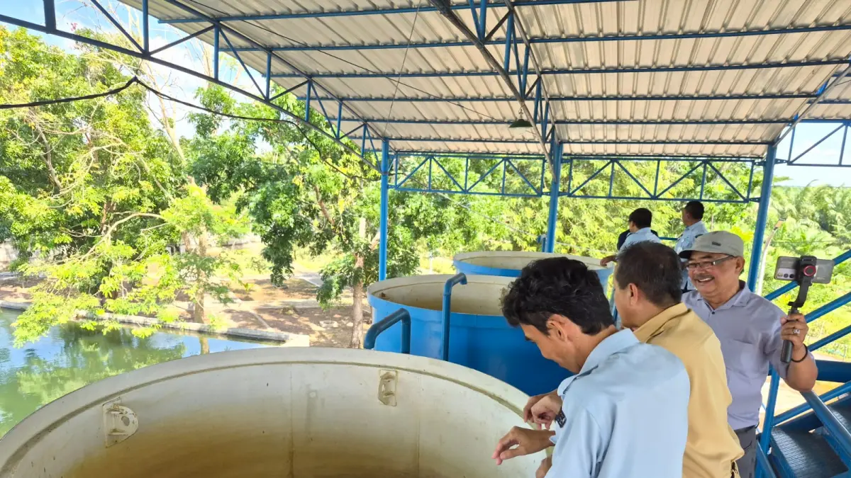 TERANCAM : Direktur PT AMBB Eko Sugiharto ketika mengecek SPAM IKK Bajuin akhir Juni lalu. (Foto : Dok Radar Banjarmasin)