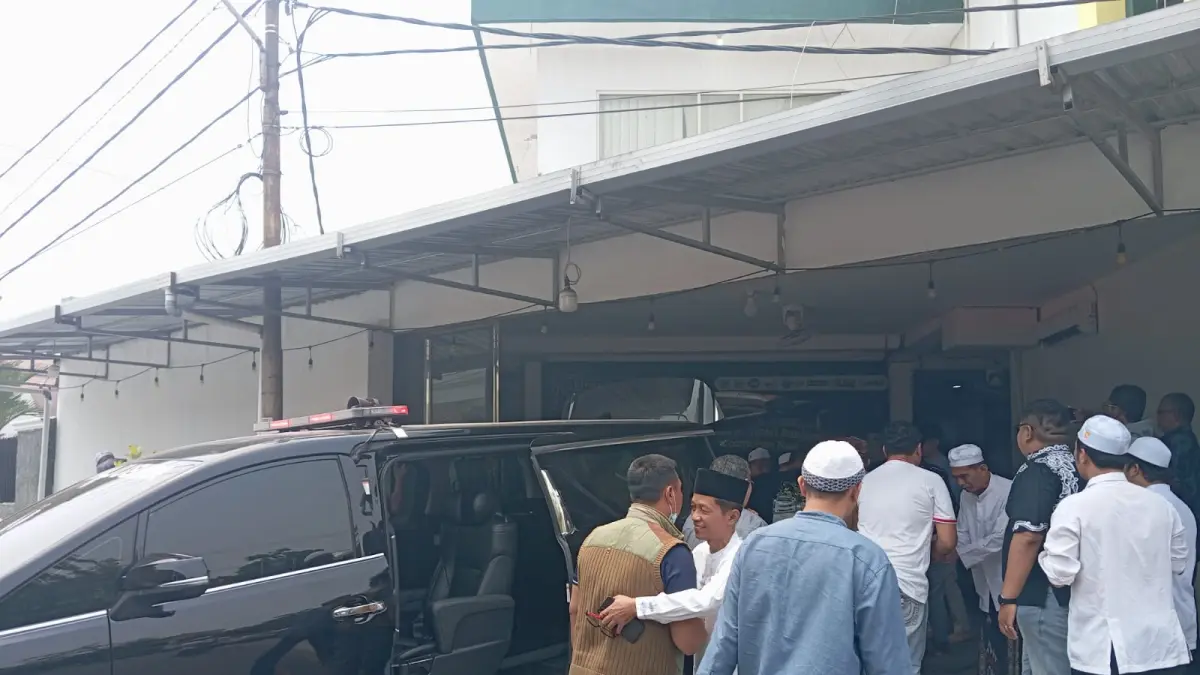 TIBA: Jenazah mantan Gubernur Kalsel H Rudy Arifin tiba di Masjid Al-Jihad Banjarmasin menggunakan ambulans. Ratusan jemaah tampak berdatangan guna mengikuti salat fardu kifayah. Minggu (6/9/2026). (Zulvan Rahmatan/Radar Banjarmasin)&nbsp;
