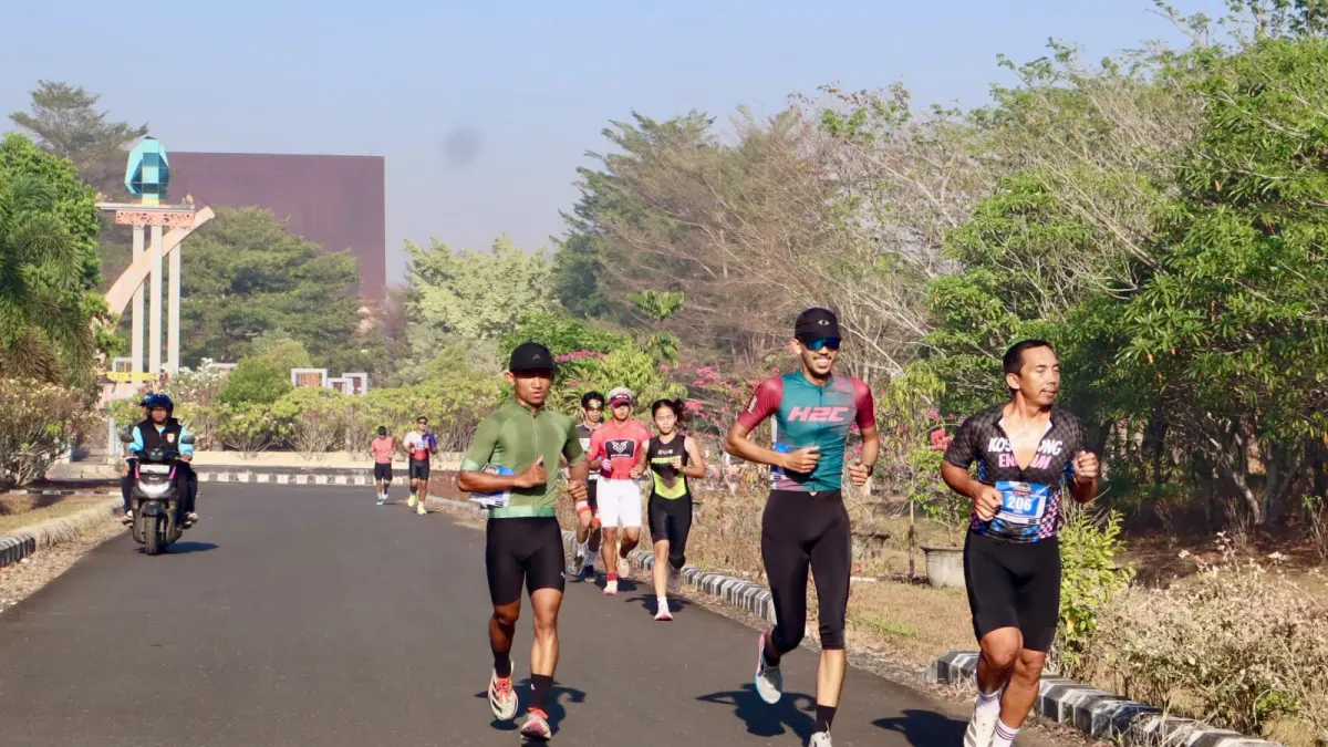 Warga berlari di kawasan Banjarmasin, aktivitas yang semakin digemari masyarakat menjelang berbagai ajang lari. (M Idris Jian Sidik)