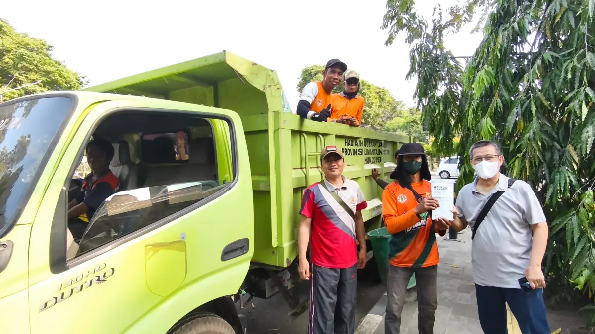 AKTIVITAS SOSIAL: PLN UID Kalselteng juga membagikan masker kepada para pekerja kebersihan yang bekerja setiap hari di jalan.