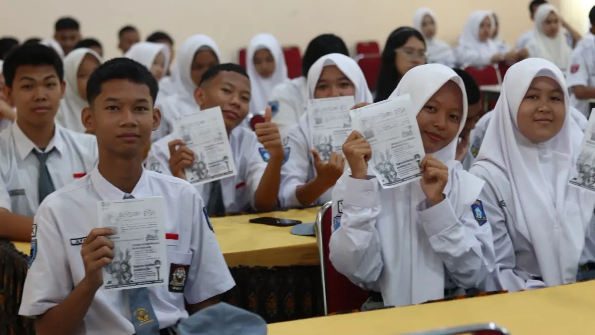 ANTUSIAS: Siswa SMKN 2 Banjarbaru antusias mengikuti edukasi kesehatan serta menerima flyer berisi informasi pencegahan dampak karhutla dan ISPA.