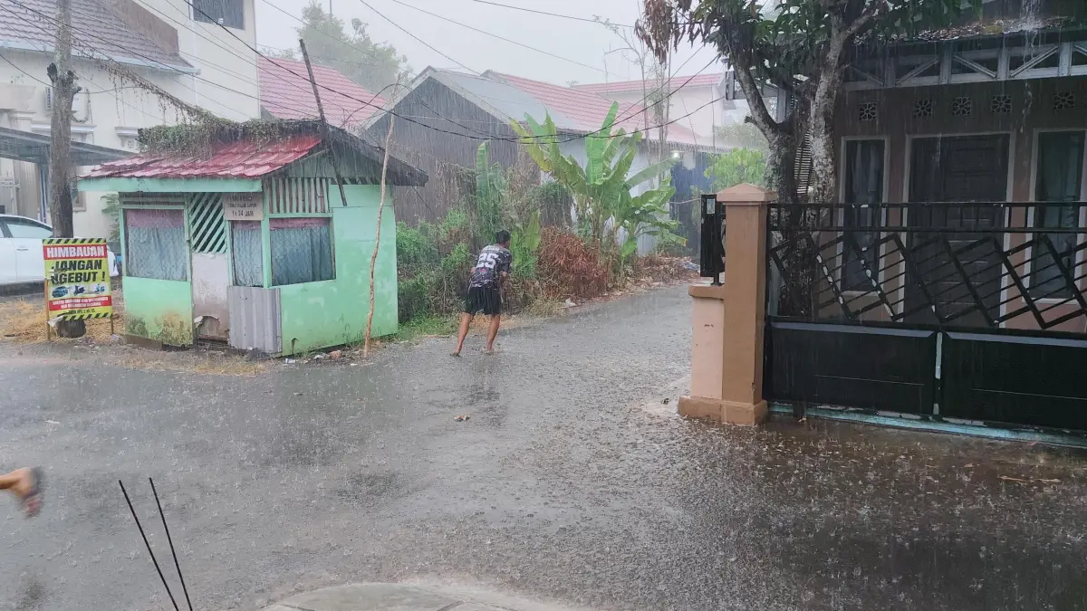 BASAH: Hujan mengguyur sejumlah wilayah Kabupaten HSU, Senin (7/9/2026) siang, setelah hampir dua bulan dilanda kemarau. (Foto: M Akbar)&nbsp;