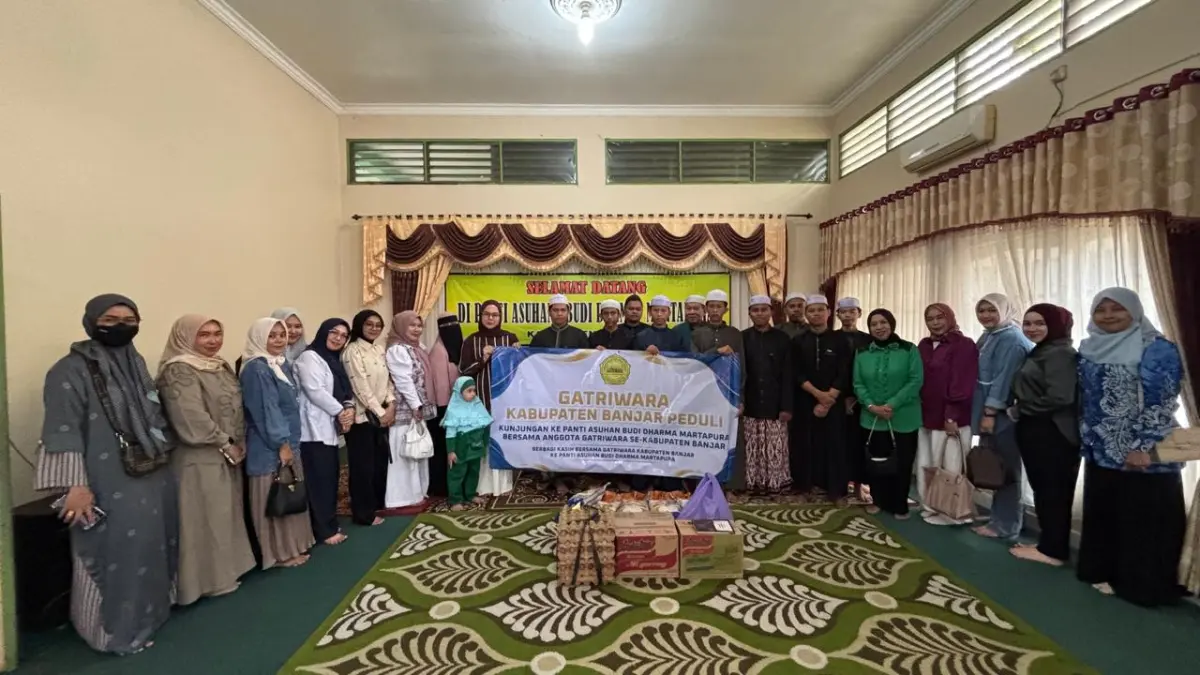 BERBAGI : Ketua Gatriwara Banjar Hj Elita Rahmah bersama anggota Gatriwara Banjar saat berbagi kasih di Panti Asuhan Budi Dharma