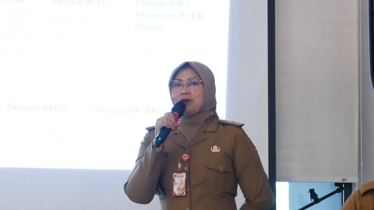 BERBICARA: Kepala Badan Perencanaan Pembangunan Daerah (Bappeda) Kalsel, Suprapti Tri Astuti.&nbsp;