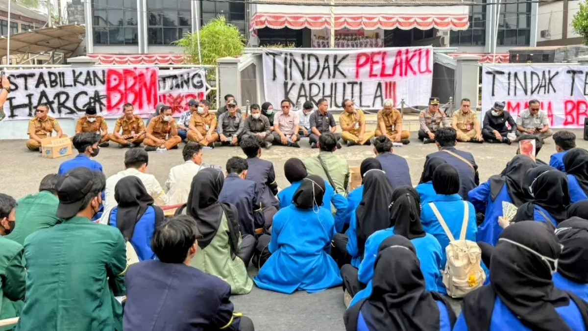 DEMO: Bupati HSU Sahrujani bersama Wakil Bupati Hero Setiawan dan DPRD HSU berdialog dengan Aliansi Mahasiswa dan Masyarakat HSU di depan Kantor DPRD HSU, Senin (7/9/2026). 