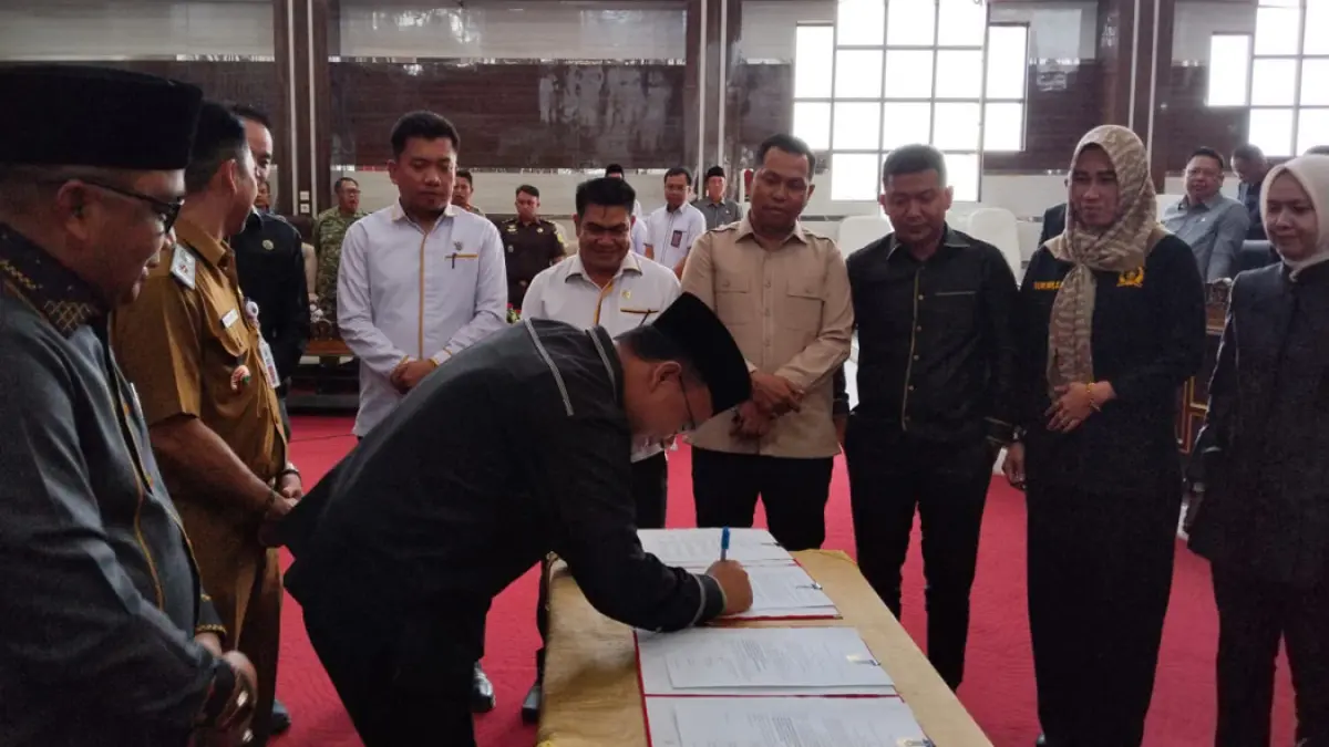 DITANDATANGANI: Wakil Ketua DPRD Kotabaru Awaludin melakukan penandatanganan berkas lima perda dalam Rapat Paripurna DPRD Kotabaru, Senin (7/9/2026).