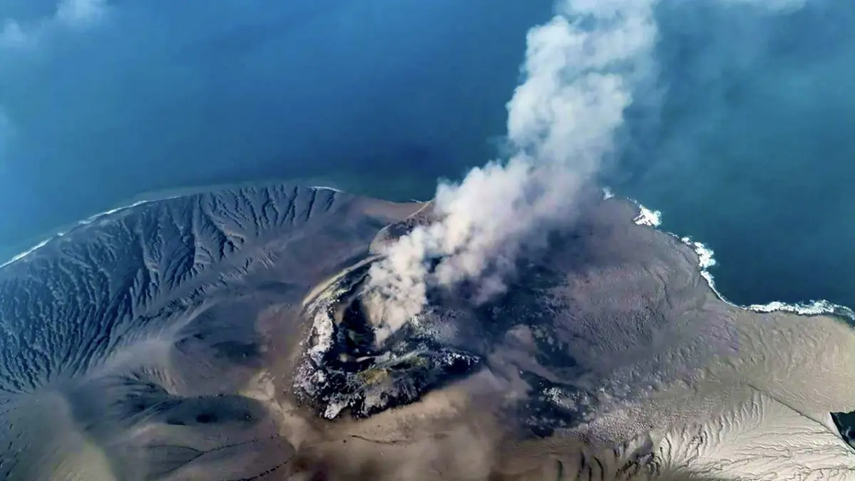 ERUPSI: Anak gunung krakatau mengalami erupsi sejak Minggu (6/9) sore. (Foto: Kementerian ESDM)