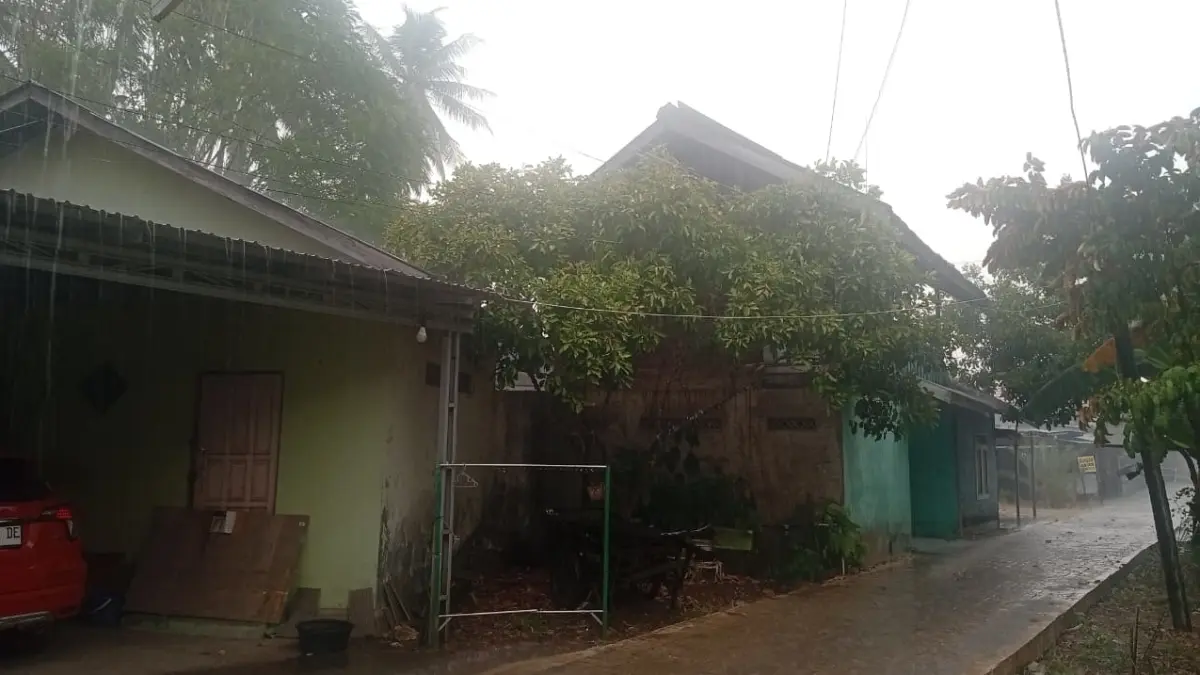 HUJAN: Hujan deras mengguyur kawasan Kandangan Kota, Kabupaten Hulu Sungai Selatan, Senin (7/9/2026) sore. (Foto: M Padil Ihsan/Radar Banjarmasin)
