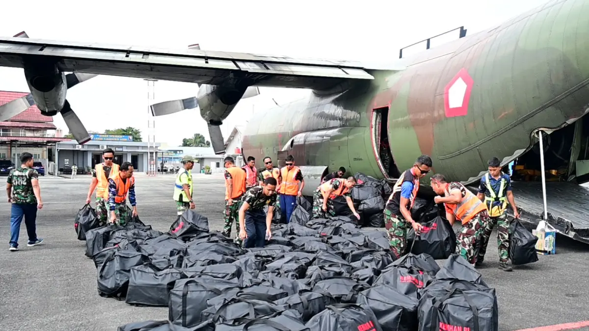 MENDARAT: Pesawat Hercules C-130 A-1328 milik TNI AU kembali mendarat di Lanud Sjamsudin Noor, Banjarbaru, membawa ratusan APD dan masker (Lanud Shamsudin Noor untuk Radar Banjarmasin)&nbsp;