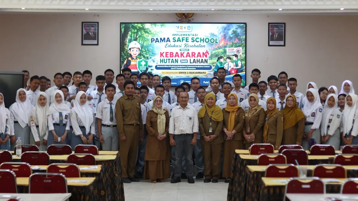 MOMEN: Perwakilan PT PAMA BBSO, Dinkes Banjarbaru, Puskesmas Banjarbaru Selatan, dan SMKN 2 Banjarbaru berfoto bersama usai kegiatan edukasi kesehatan.