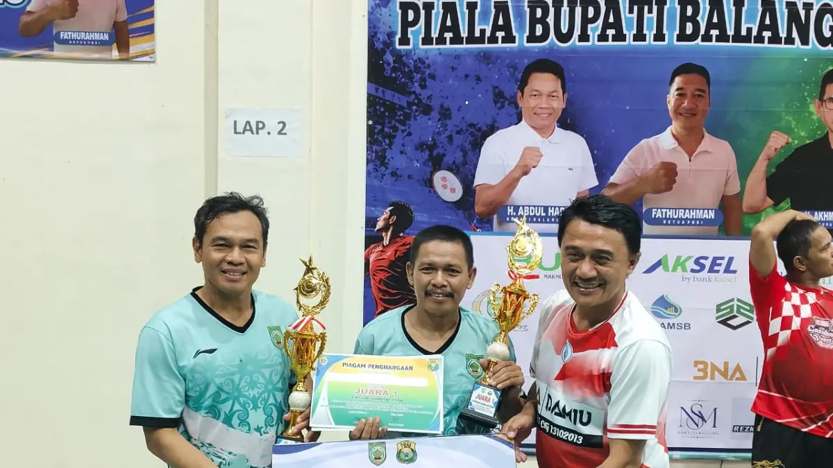Para pemenang Kejuaraan Bulutangkis Piala Bupati Balangan 2026 berfoto bersama pengurus PBSI Balangan usai laga final di GOR Badminton Hall, Paringin Selatan, Sabtu (5/9/2026) malam. (Foto: Sugianoor untuk Radar Banjarmasin)