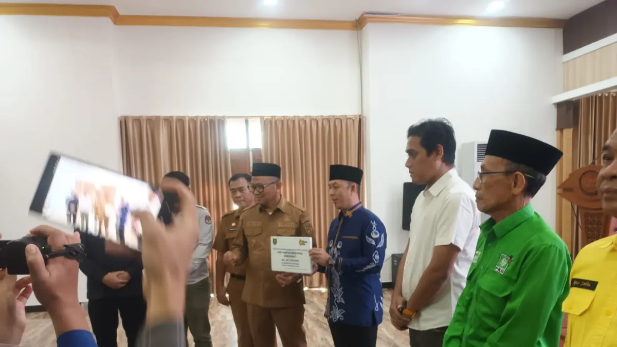 Parpol di Tabalong saat menerima bantuan dana hibah dari Pemkab Tabalong.&nbsp;(Foto &nbsp;: Ibnu Dwi Wahyudi/ Radar Banjarmasin)
