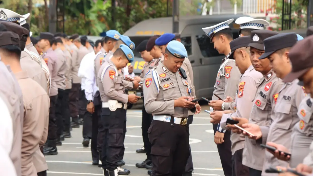 PASTIKAN: Sipropam Polres Tala ketika memeriksa telepon genggam milik personel. (Foto : Humas Polres Tala)