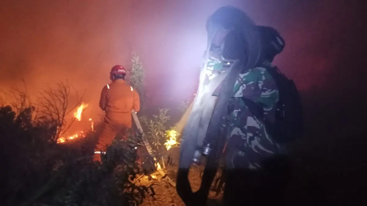 PEMADAMAN: Petugas gabungan memadamkan karhutla di kawasan rawa gambut Desa Bajayau, Kecamatan Daha Barat, Minggu (6/9/2026). (Foto: Pusdalops BPBD HSS)
