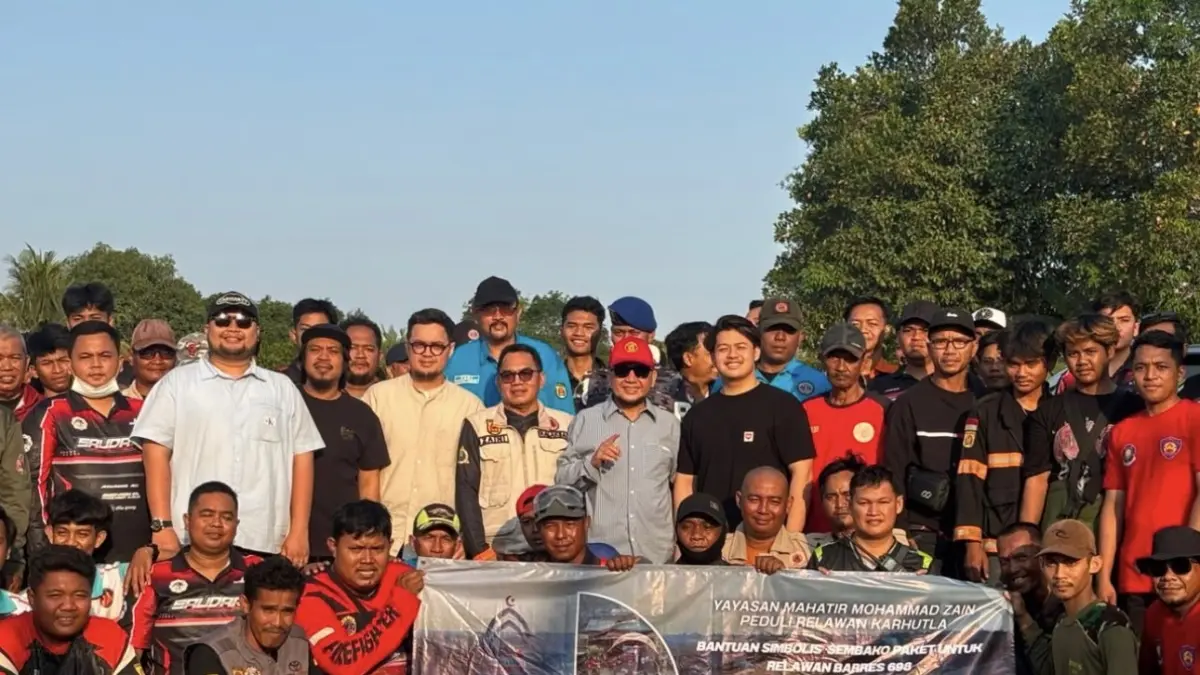 Penyerahan secara simbolis bantuan kepada relawan karhutla dari Yayasan Mahatir Mohammad Zain