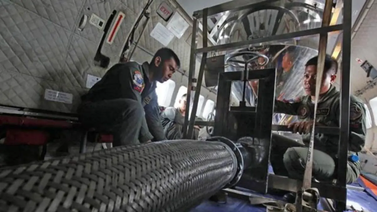 PERSIAPAN: lustrasi operasi modifikasi cuaca (OMC). Membersihkan abu vulkanik dampak erupsi Gunung Krakatau, BNPB melakukan OMC. (Dokumen Jawa Pos)