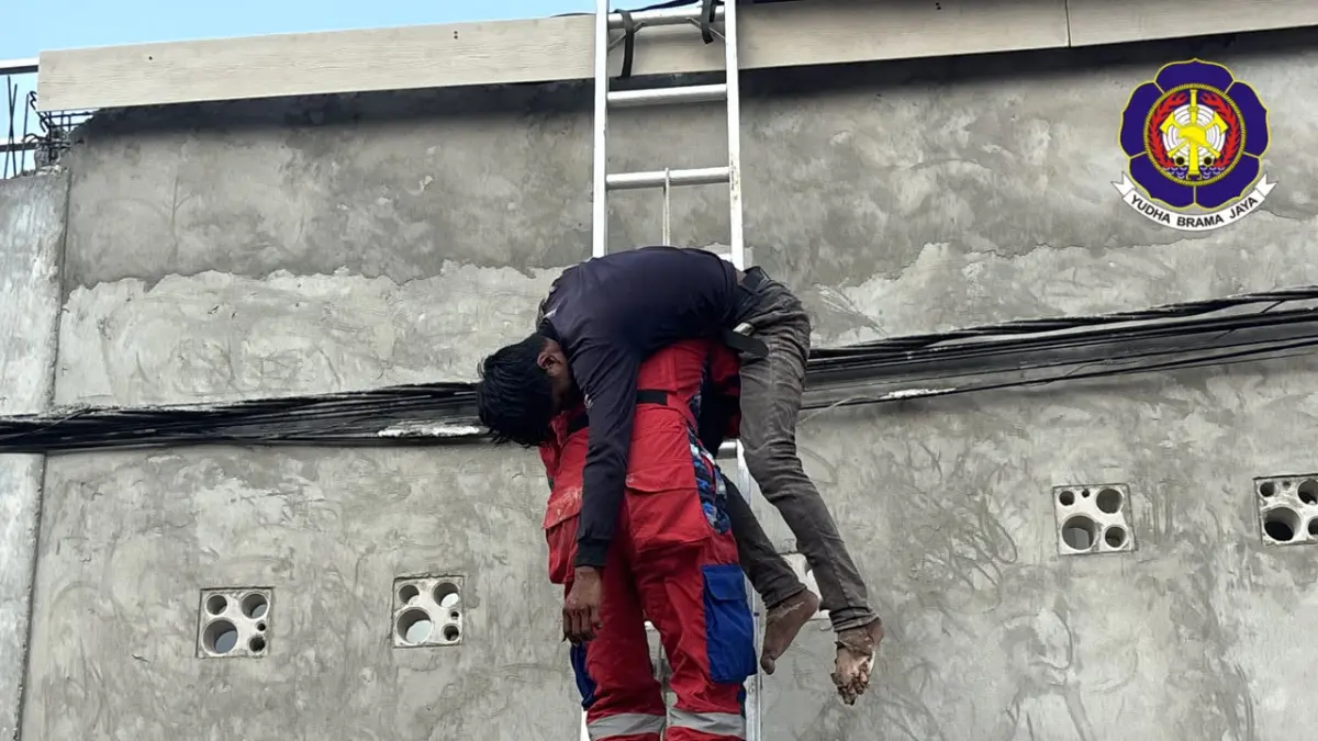 Petugas DPKP Kabupaten Banjar mengevakuasi pekerja yang tersengat listrik dari atas atap bangunan di Jalan Veteran, Desa Sungai Sipai, Kecamatan Martapura, Minggu (6/9/2026). (KASYAF UNTUK RADAR BANJARMASIN)