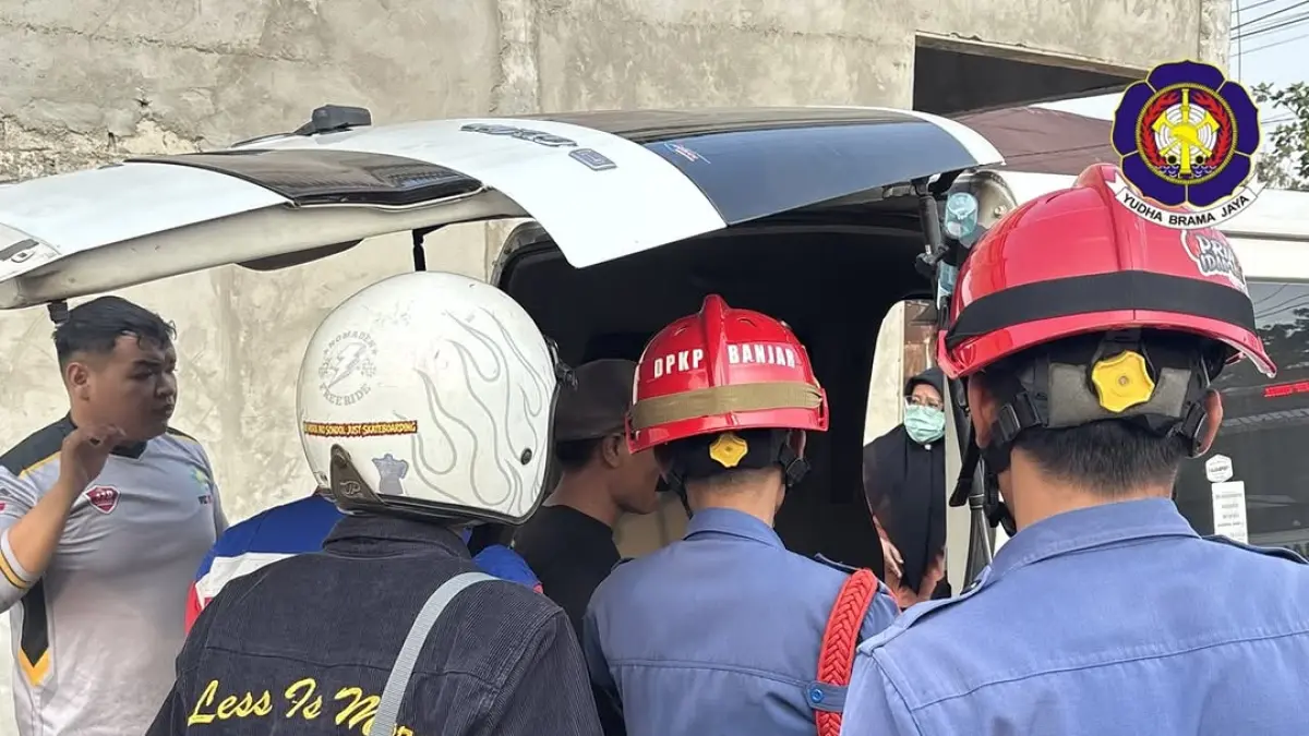 Petugas DPKP Kabupaten Banjar mengevakuasi pekerja yang tersengat listrik saat memperbaiki atap di Jalan Veteran, Desa Sungai Sipai, Kecamatan Martapura, Minggu (6/9/2026) sore. (DPKP Banjar)