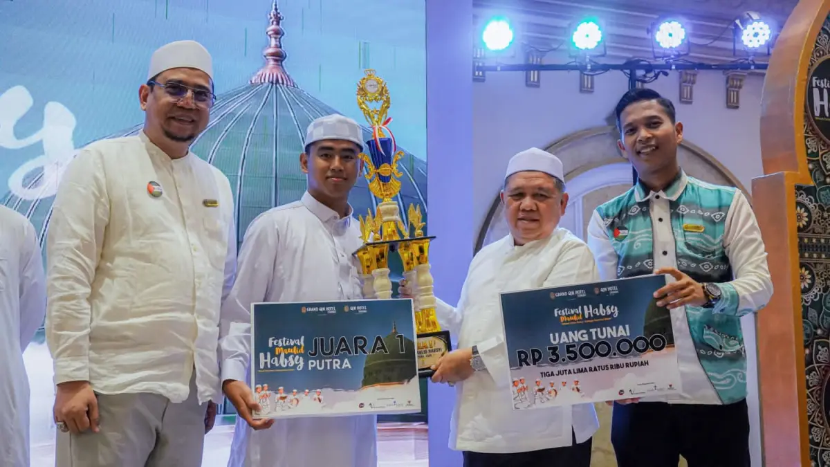 PRESTASI: GM dan Owner Grand Qin dan Qin Hotel Banjarbaru, Kholid Basyaiban dan H Norhin menyerahkan tropi juara festival Maulid Habsy kepada tim pemenang.(Foto: Grand Qin dan Qin Hotel Banjarbaru) 