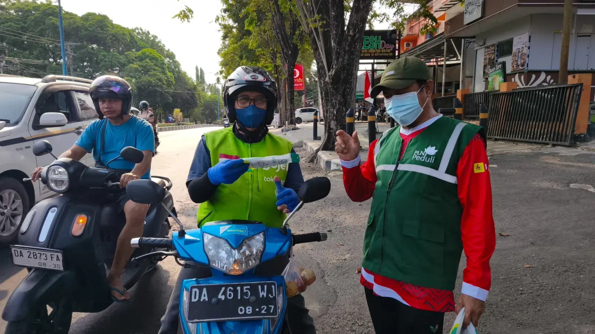 PROGRAM TJSL: PLN UID Kalselteng membagikan masker kepada para pengemudi Ojol untuk menghalau paparan asap karhutla.(Foto-foto: PLN UID Kalselteng)
