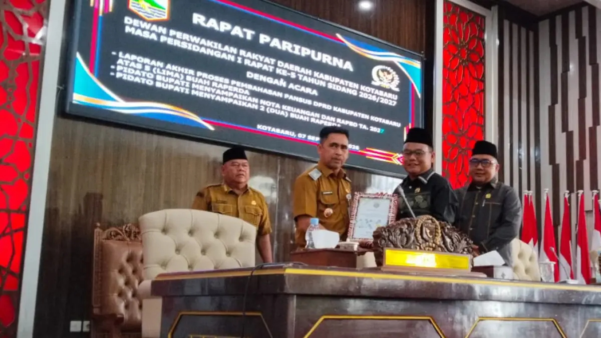 RAPAT PARIPURNA: Asisten III Anang Muhammad Zein menyerahkan RAPBD 2027 ke Wakil Ketua DPRD Kotabaru Awaludin, Senin (7/9/2026).