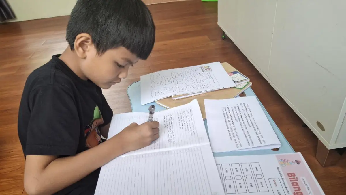 Salah seorang siswa di Banjarmasin mengerjakan tugas sekolah dari rumah, di hari pertama PJJ di Kota Banjarmasin akibat kabut asap, Senin (7/9). (Foto: Muhammad Oscar Fraby/Radar Banjarmasin)
