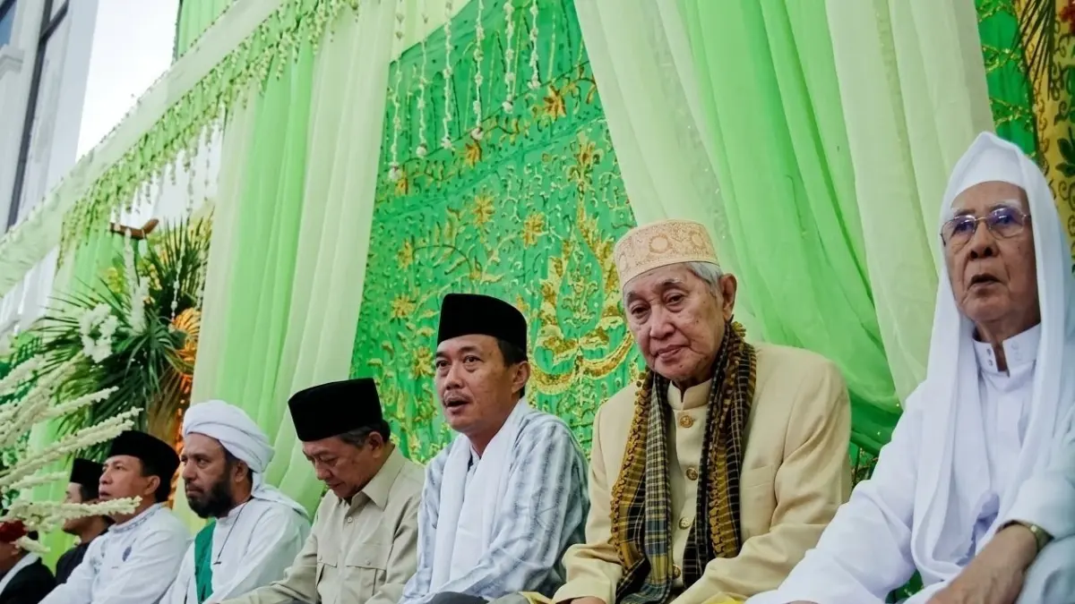TELADAN: Almarhum H Rudy Ariffin (tengah, berpeci hitam) duduk bersama para ulama. Kedekatannya dengan tokoh agama dikenang sebagai salah satu teladan semasa hidup. (Foto: Dok.)