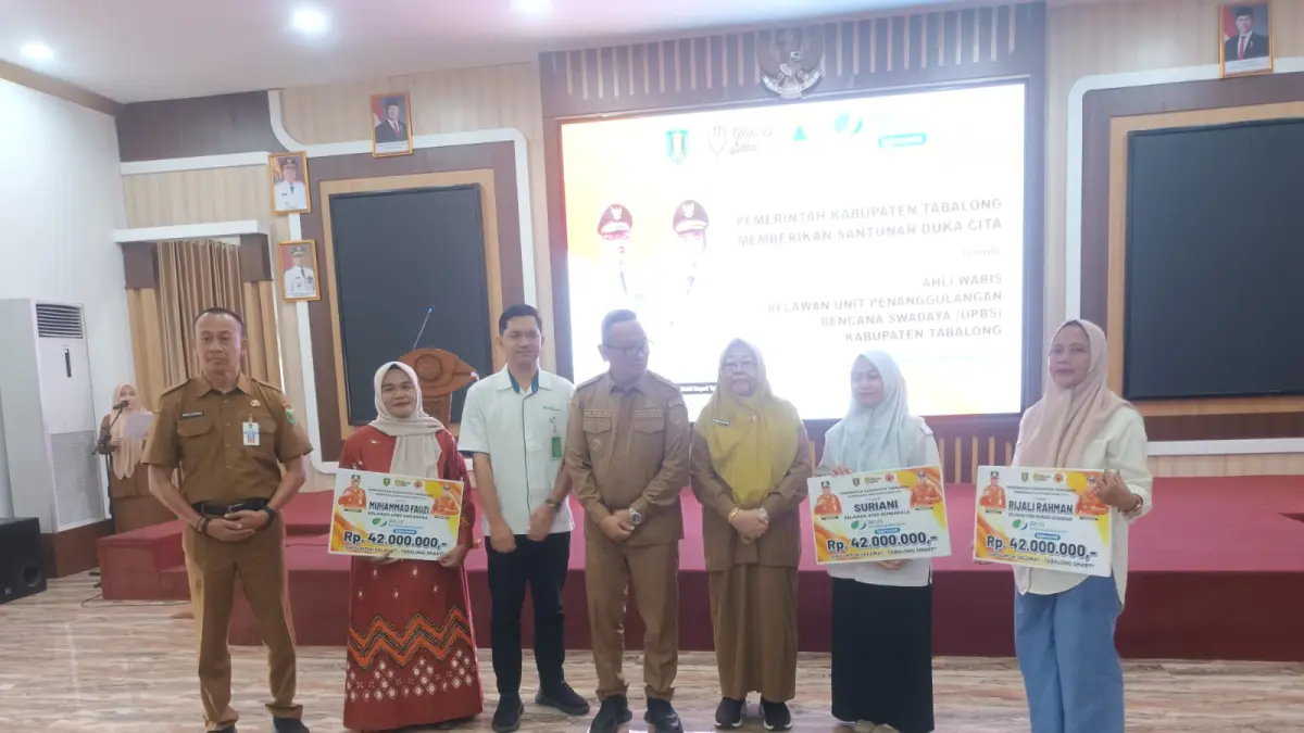 TERIMA SANTUNAN : Para keluarga relawan menerima santunan BPJS Ketenagaakerjaan yang dibayarkan Pemkab Tabalong. (Foto &nbsp;: Ibnu Dwi Wahyudi/ Radar Banjarmasin)