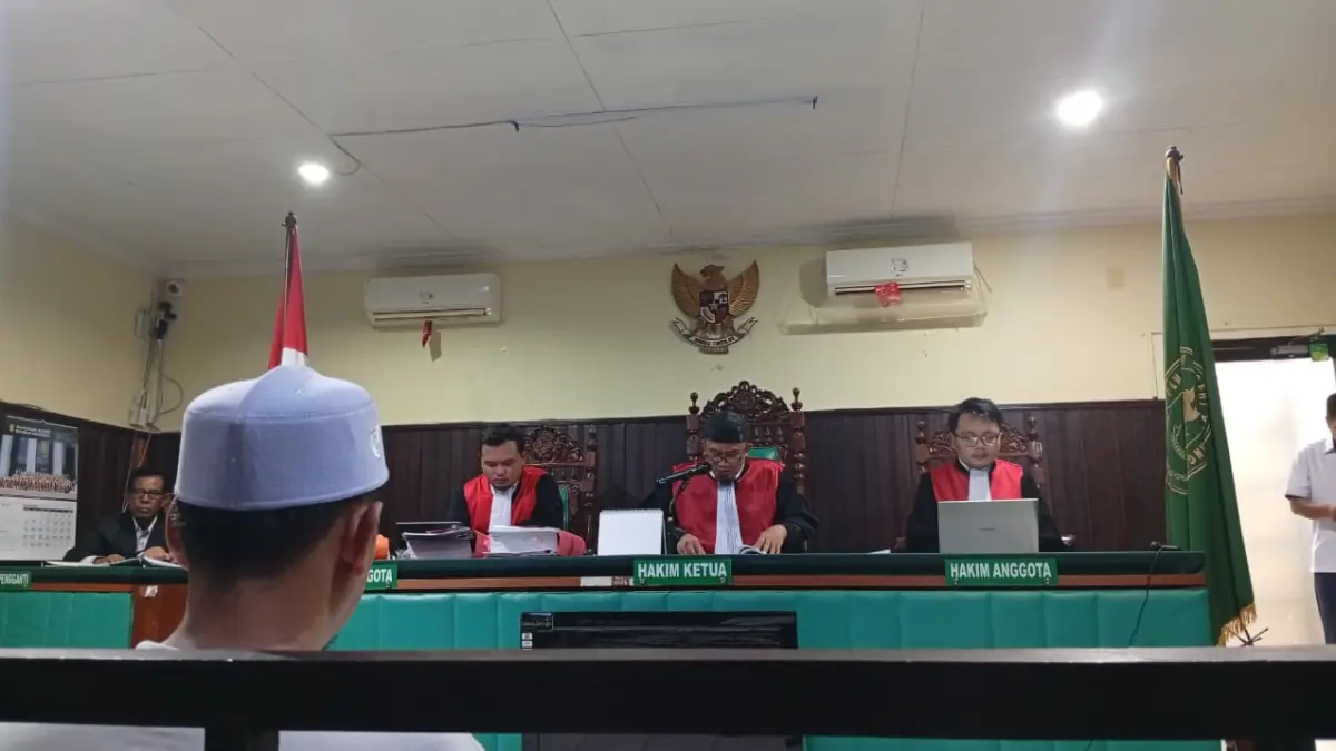 VONIS: Majelis hakim PN Kandangan menjatuhkan vonis satu tahun penjara kepada tiga terdakwa kasus pemalsuan SPPFBT di Padang Batung, Senin (7/9/2026). (Foto: M Padil Ihsan/Radar Banjarmasin)
