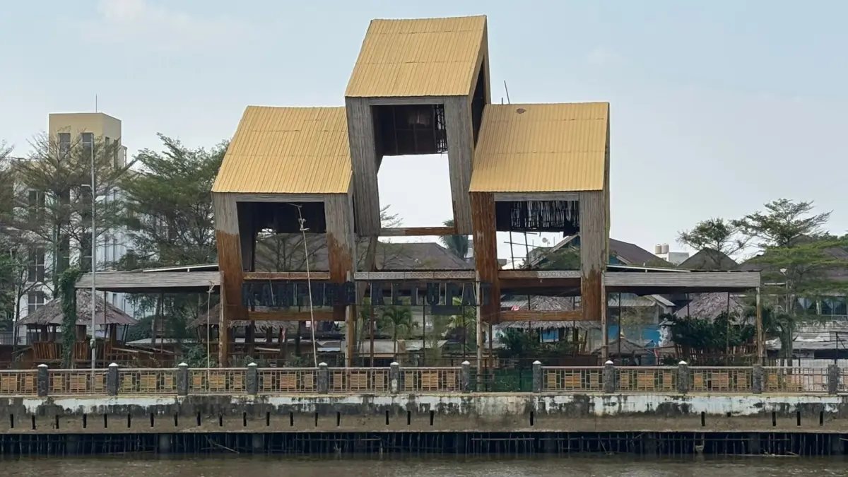 BERAKHIR: Pengelola Kawasan Kampung Ketupat Banjarmasin resmi mengakhiri kerja sama. Namun, pengelola masih memiliki kewajiban bayar sewa dan denda lebih dari Rp300 juta. (Foto: Zulvan Rahmatan/Radar Banjarmasin)