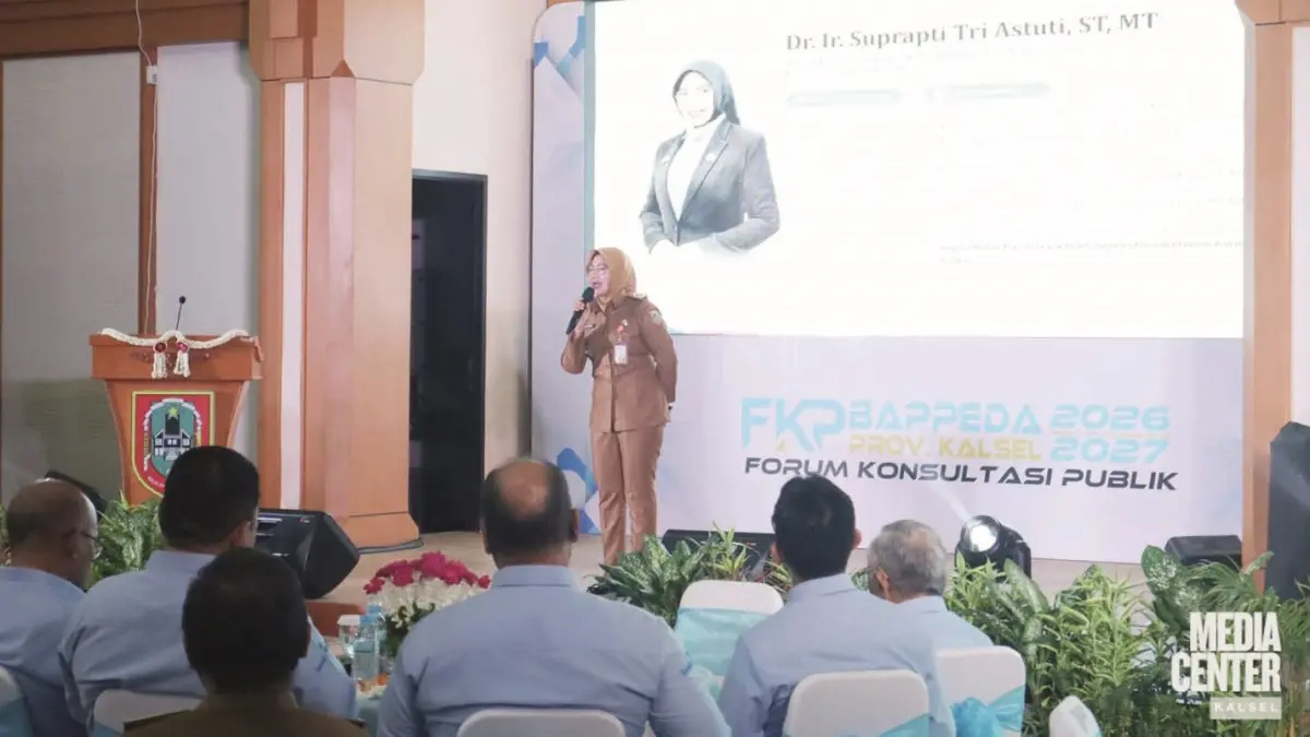 BERBICARA: Kepala Bappeda Kalsel, Suprapti Tri Astuti saat berbicara di Forum Konsultasi Publik 2027 Bappeda Provinsi Kalsel.&nbsp;
(MC KALSEL)&nbsp;