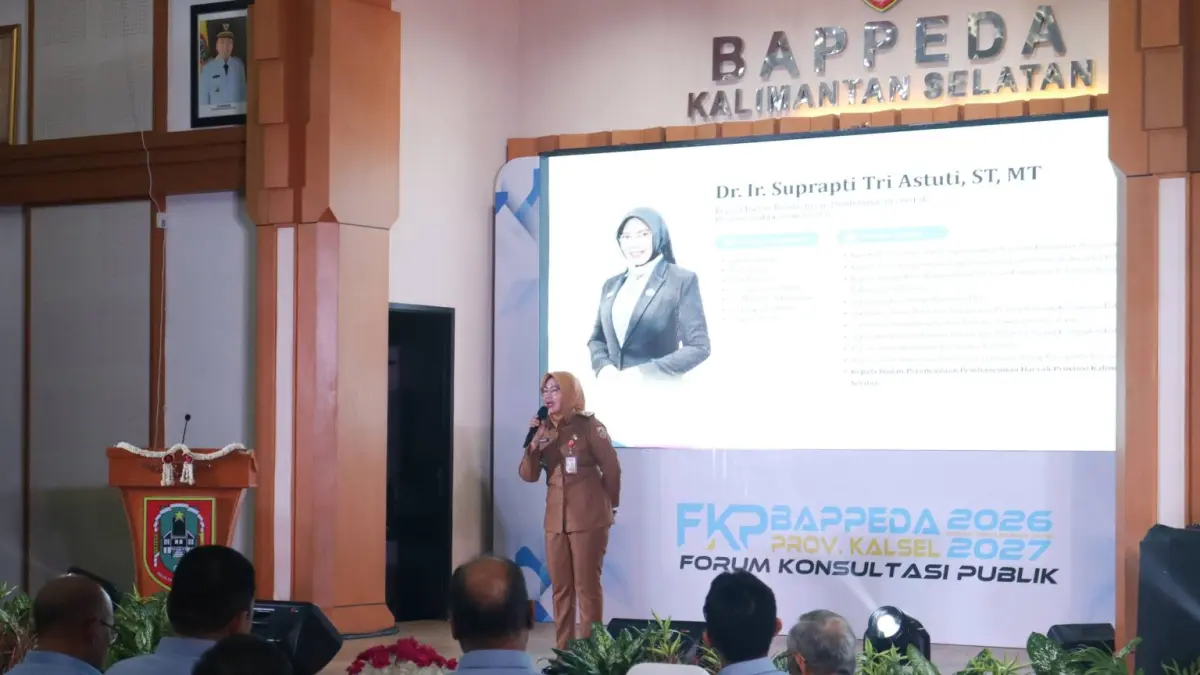 BERBICARA: Kepala Bappeda Kalsel, Suprapti Tri Astuti saat berbicara di Forum Konsultasi Publik Bappeda Provinsi Kalsel.&nbsp; (MC KALSEL)&nbsp;&nbsp;