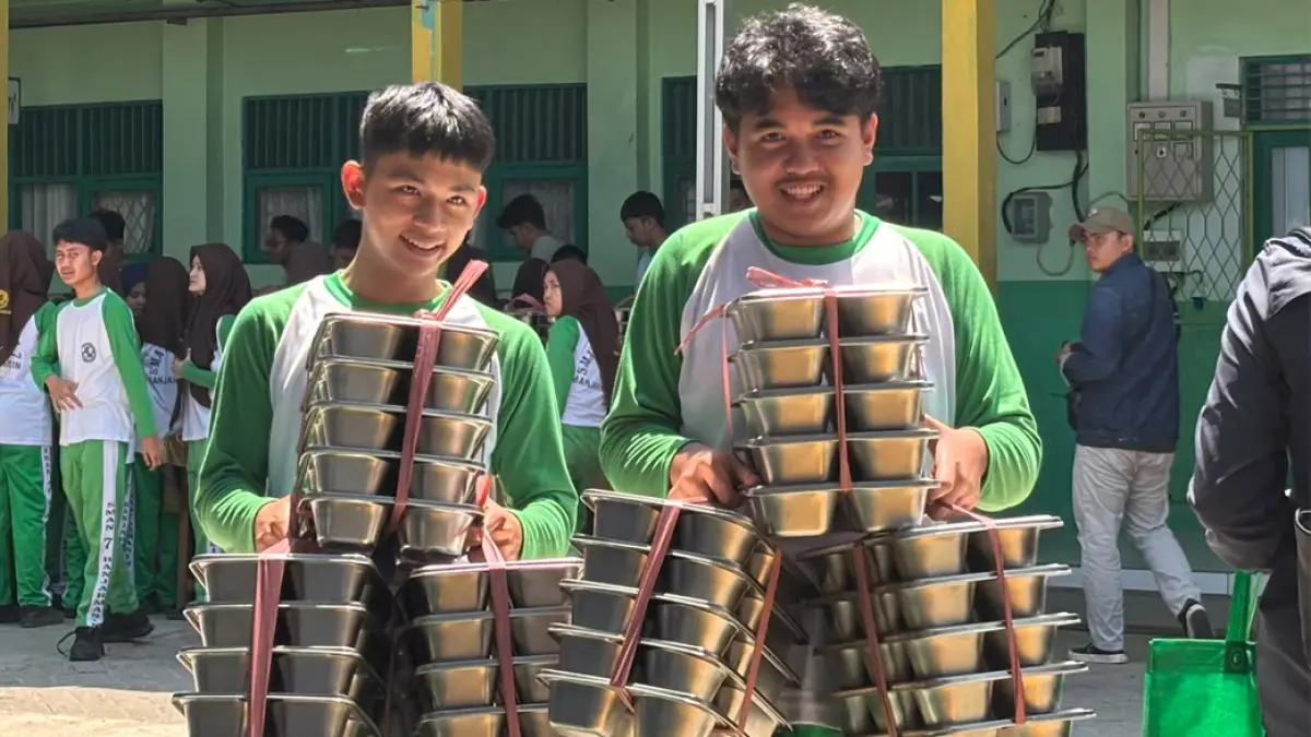 DAMPAK KABUT ASAP: Siswa sekolah di Banjarmasin membawa paket MBG. Selama PJJ, produksi paket MBG turun drastis karena tidak ada aktivitas belajar mengajar di sekolah.