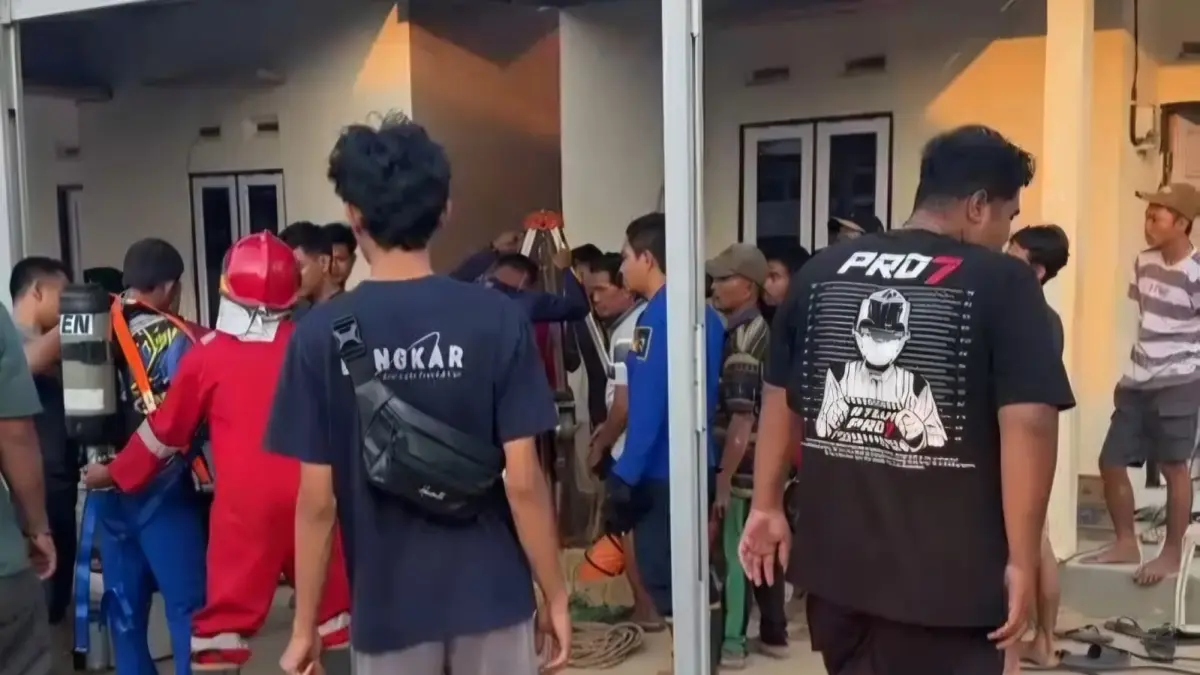 EVAKUASI: Petugas Damkar Tanah Laut bersama relawan dan warga mengevakuasi pekerja gali sumur yang ditemukan meninggal dunia saat bekerja di Pelaihari, Selasa (8/9/2026). (Foto: Grup WA Info Wargatala)
