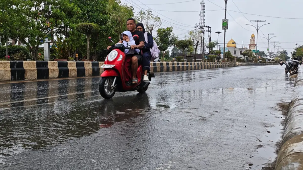 HUJAN: Hujan mengguyur ruas jalan utama di Batulicin, Tanah Bumbu, Selasa (8/9/2026) siang. Hujan turun setelah wilayah tersebut menjadi sasaran OMC.