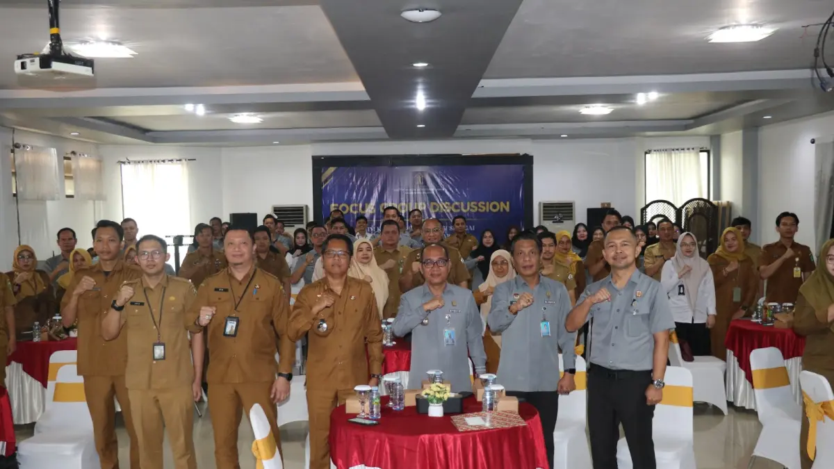 KOLABORATIF: Kepala Kanwil Kemenkum Kalsel, Alex Cosmas Pinem berfoto bersama para peserta FGD.(Foto: Kanwil Kemenkum Kalsel)&nbsp; &nbsp;