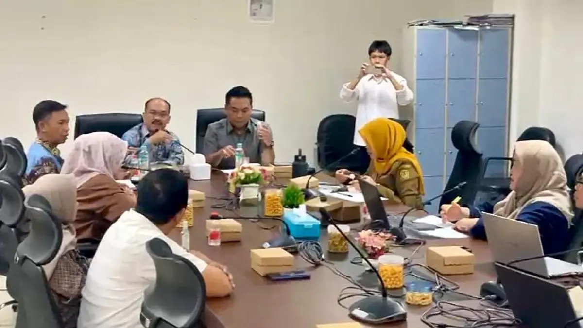 MEMBAHAS: Komisi I dan Komisi IV DPRD Kota Banjarmasin menggelar pertemuan bersama BPS membahas perubahan desil dan pemutakhiran data sosial ekonomi masyarakat.(Foto: Endang Syarifuddin/Radar Banjarmasin)